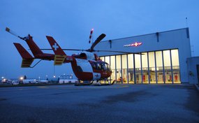 Rega 2 vor der Einsatzbasis am EuroAirport