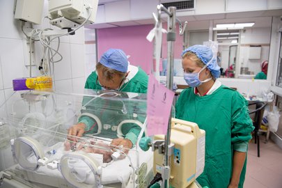 Closely monitored and professionally cared for: Dr. med. André Keisker and neonatal nurse Nicole Grieder check Emilia’s medical condition.