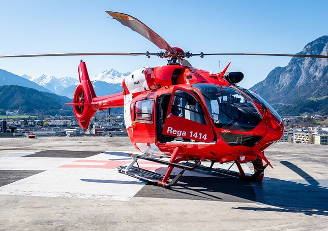 Der Rettungshelikopter auf dem Helikopterlandeplatz beim Spital