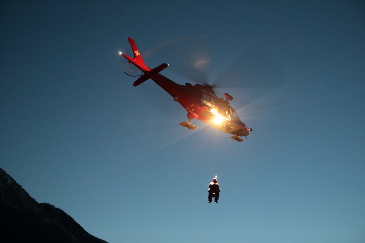 Heli im Flug in der Nacht