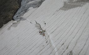 Spezialeinsatz am Basodinogletscher: Mit vier Bergrettern des SAC rettet die Rega-Crew eine Alpinistin aus einer Spalte.