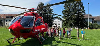Dans un hangar, tous les envois reçus dans le cadre du Rega School Challenge sont rassemblés sur une table