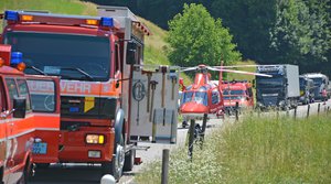 Feuerwehrauto bei Grosseinsatz mit Helikopter