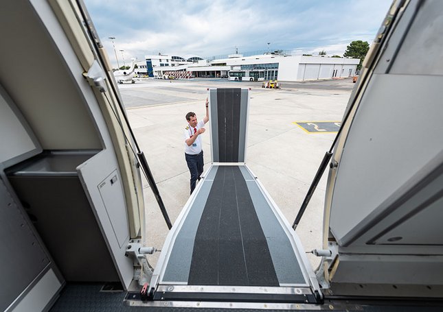 Vue depuis un avion-ambulance sur la rampe pliable