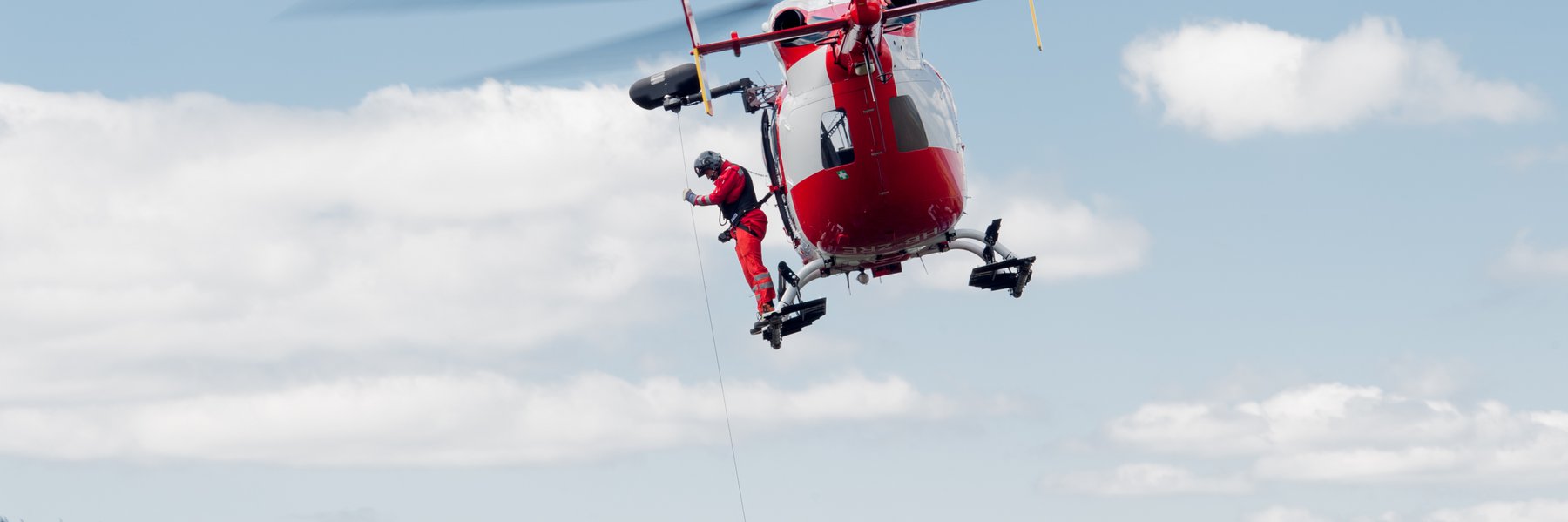 Der Rettungssänitäter bedient die Rettungswinde.