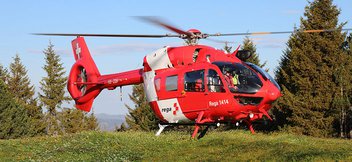 Dans un pré, un hélicoptère de sauvetage est prêt à décoller