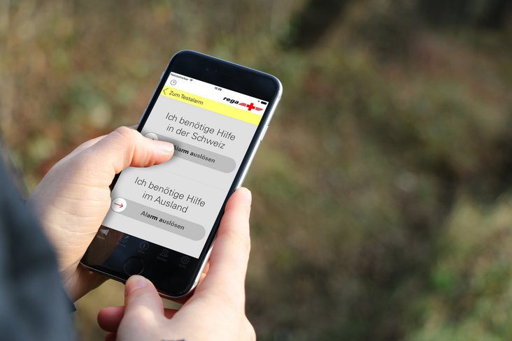 Un outil indispensable au quotidien du sauvetage : l’application mobile d’urgence de la Rega.