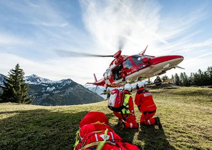 Un équipage s’exerce à atterrir pour permettre au médecin d’urgence d’embarquer