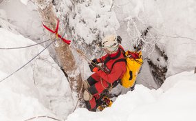 La centrale d’intervention de la Rega organise les secours nécessaires en milieu souterrain.