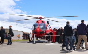 Le public venu en nombre découvrir le nouvel hélicoptère H145 de la Rega à Lausanne