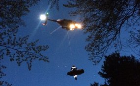 Treuillage de nuit entre les arbres 