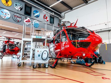 Heli im Hangar