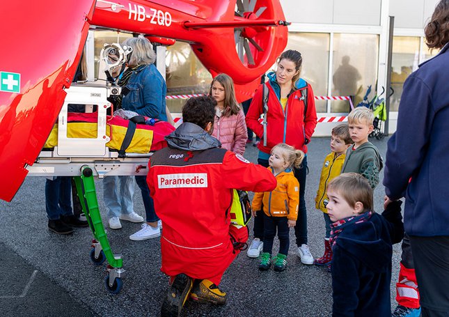 La famille écoute avec attention l'ambulancier