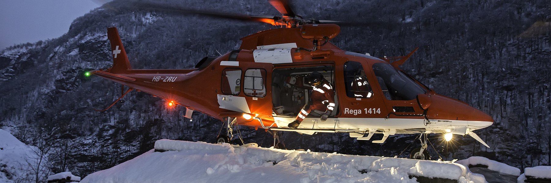 Luftbrücke für medizinische Notfälle: Die Rega evakuiert zwei Patienten gleichzeitig aus Elm.