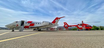 Il jet ambulanza e l’elicottero di salvataggio sul piazzale davanti all’hangar a Kloten