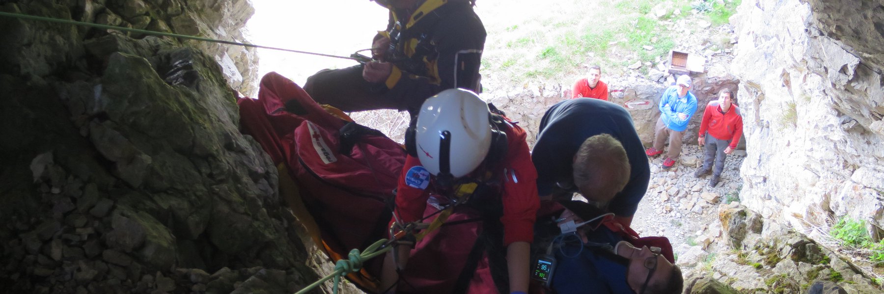 Die Rega-Notärztin und ein Bergretter des SAC beim Abseilen des Patienten.