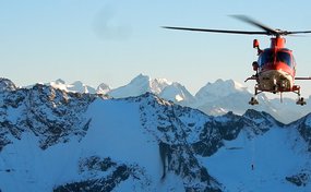 Rega 9 mit Rettungswinde im Anflug auf den Unfallort.