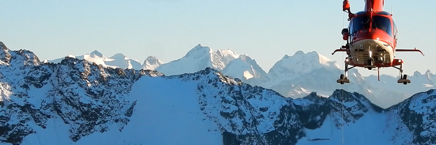 Rega 9 mit Rettungswinde im Anflug auf den Unfallort.