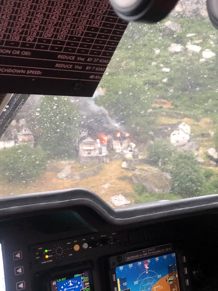 Il rustico in fiamme, visto dal cockpit dell'elicottero Rega