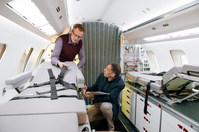  Flugarzt André Keisker (l.) und Pflegefachmann Thomas Burren überprüfen die Verarbeitung der Patientenliegen.