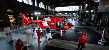 Der Rettungshelikopter wird im Zürcher-Hauptbahnhof ausgestellt