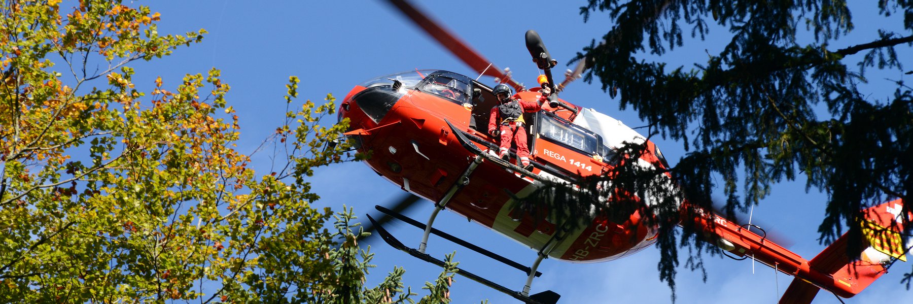 Symbolbild: Einsatz der Rettungswinde zwischen den Bäumen