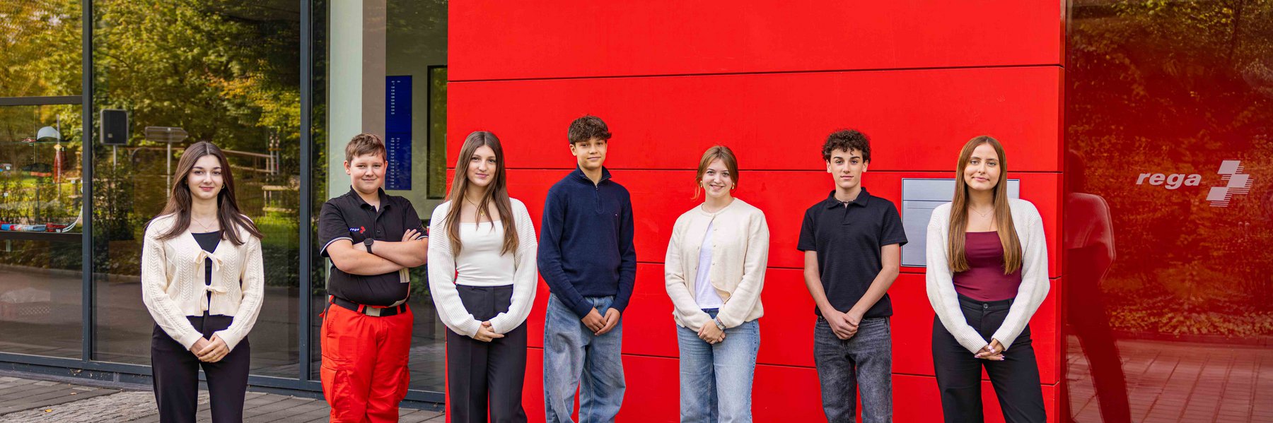 Lernende vor dem Rega-Center