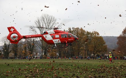 Der neue H145 landet auf der Kraftwerkinsel in Birsfelden