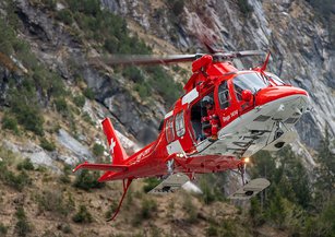 L’elicottero di salvataggio in missione con il verricello