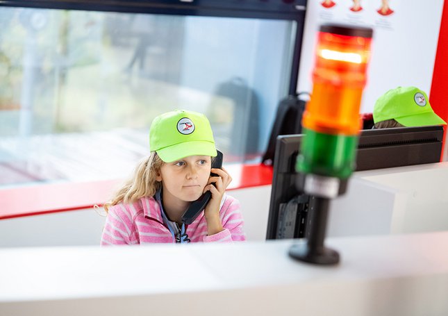 Un enfant écoute des conversations de l'alerte 