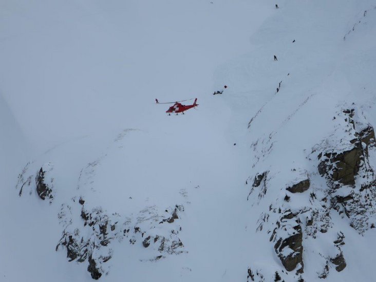 Rega 14 aus Wilderswil im Anflug auf die Unglücksstelle.