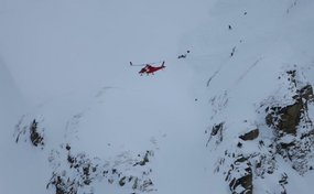 Rega 14 aus Wilderswil im Anflug auf die Unglücksstelle.