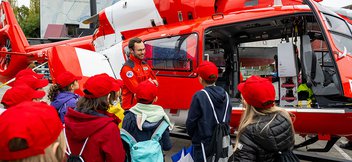 Der Notarzt zeigt den Kindern den Rega-Helikopter