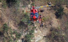 Rega-Crew aus Dübendorf bei einer gemeinsamen Übung mit Rettungsspezialisten Helikopter der Berufsfeuerwehr von Schutz & Rettung Zürich