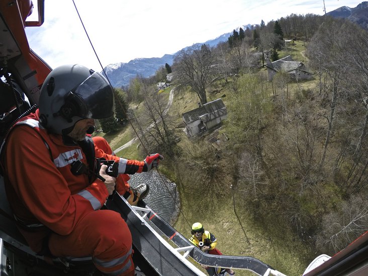 Check di volo e argano in Ticino per gli equipaggi Rega