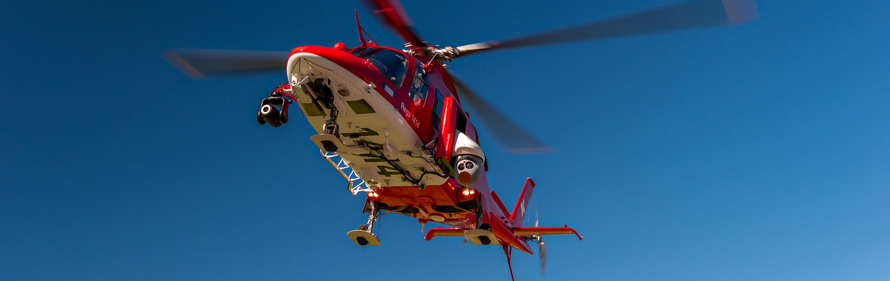 Suchhelikopter vor blauem Himmel 