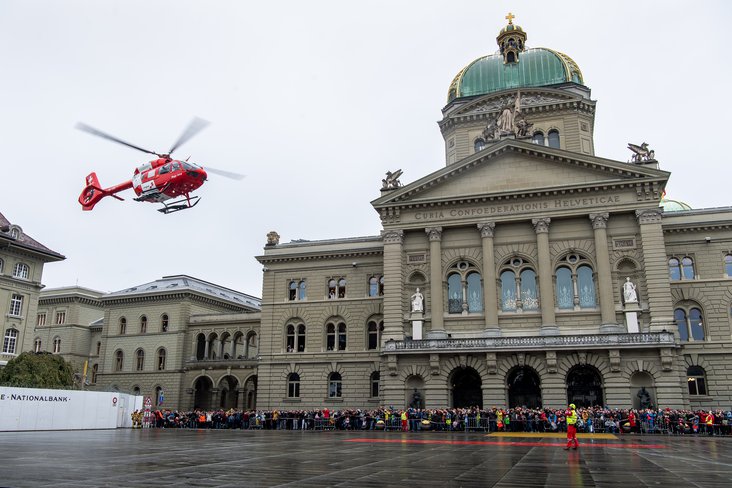 Le nouvel hélicoptère de la Rega sur la Place fédérale