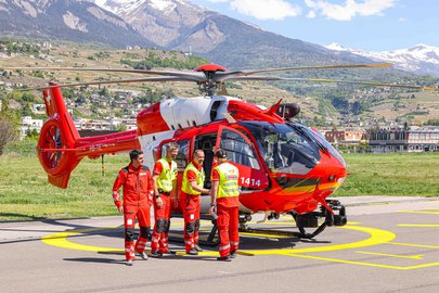 Die Crew vor dem neuen Rettungshelikopter