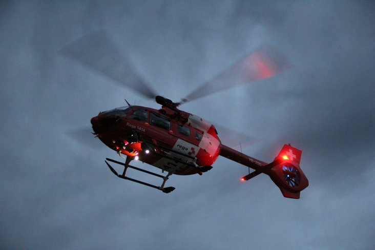 Avec son phare lumineux surpuissant, le H145 effectue des recherches nocturnes