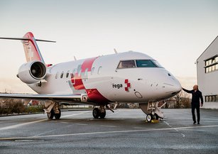 Der Pilot kontrolliert den Ambulanzjet vor dem Flug