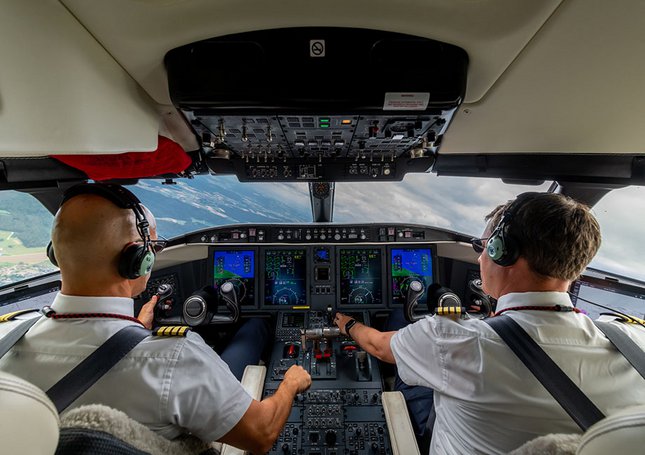 Blick ins Cockpit des Ambulanzjets