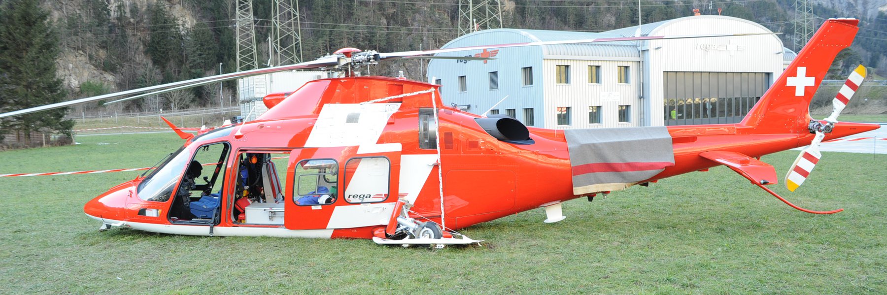 Der Rega-Helikopter nach einer harten Landung vor der Basis in Erstfeld.
