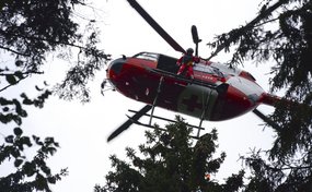 Treuillage au-dessus des arbres pour un vélo-deltiste accidenté