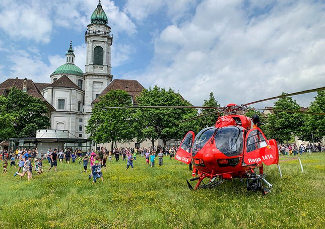 Kinder rennen zum Rega-Helikopter um ihn aus der Nähe zu betrachten