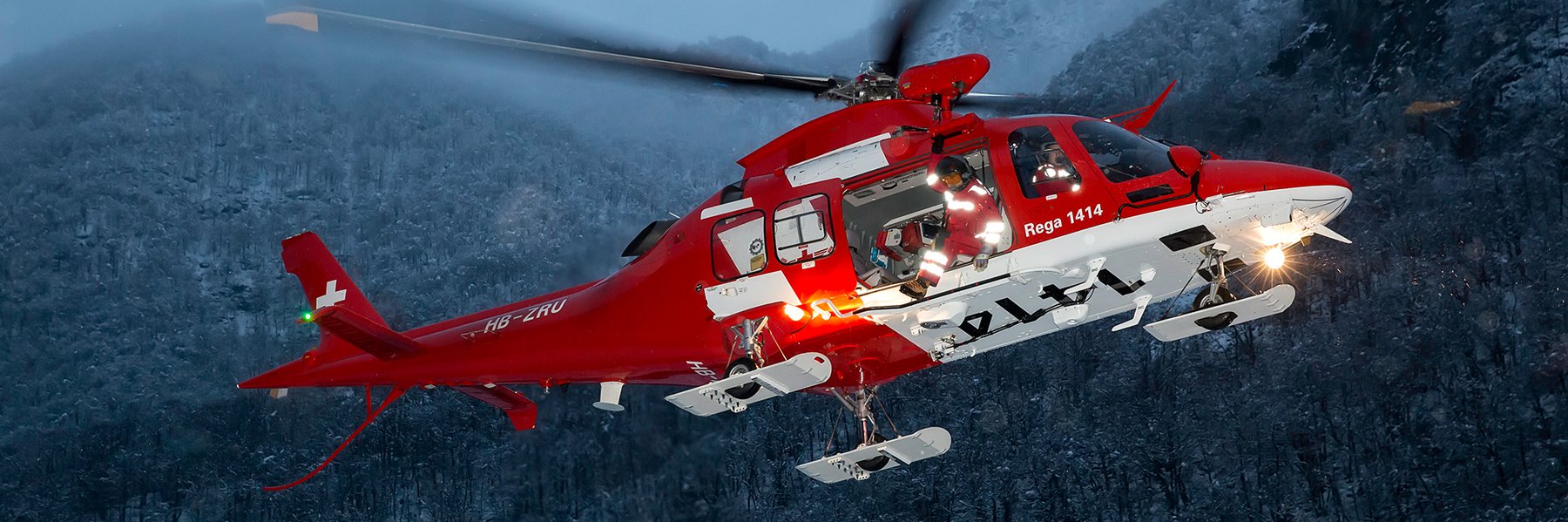 Symbolbild: Einsatz eines Rettungshelikopters in der Dämmerung.