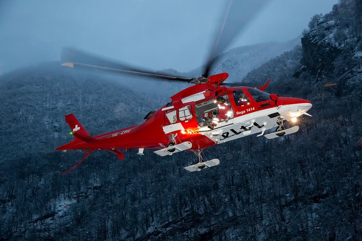 Image symbole : mission d'un hélicoptère de sauvetage au crépuscule