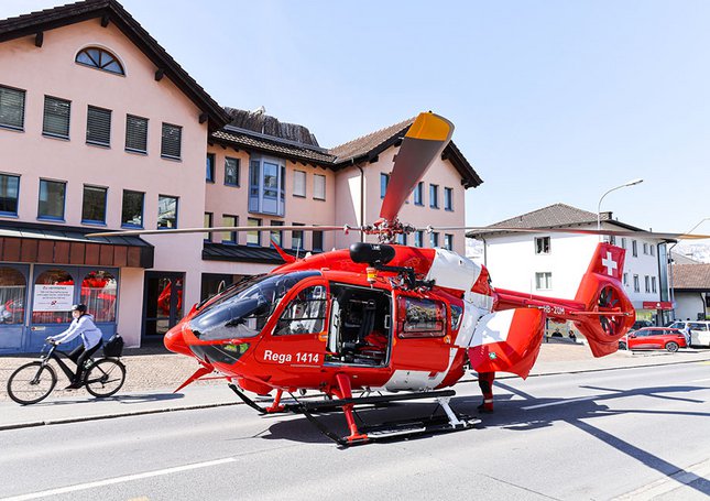 Un hélicoptère de sauvetage est posé sur une route sur laquelle a eu lieu un accident de la circulation