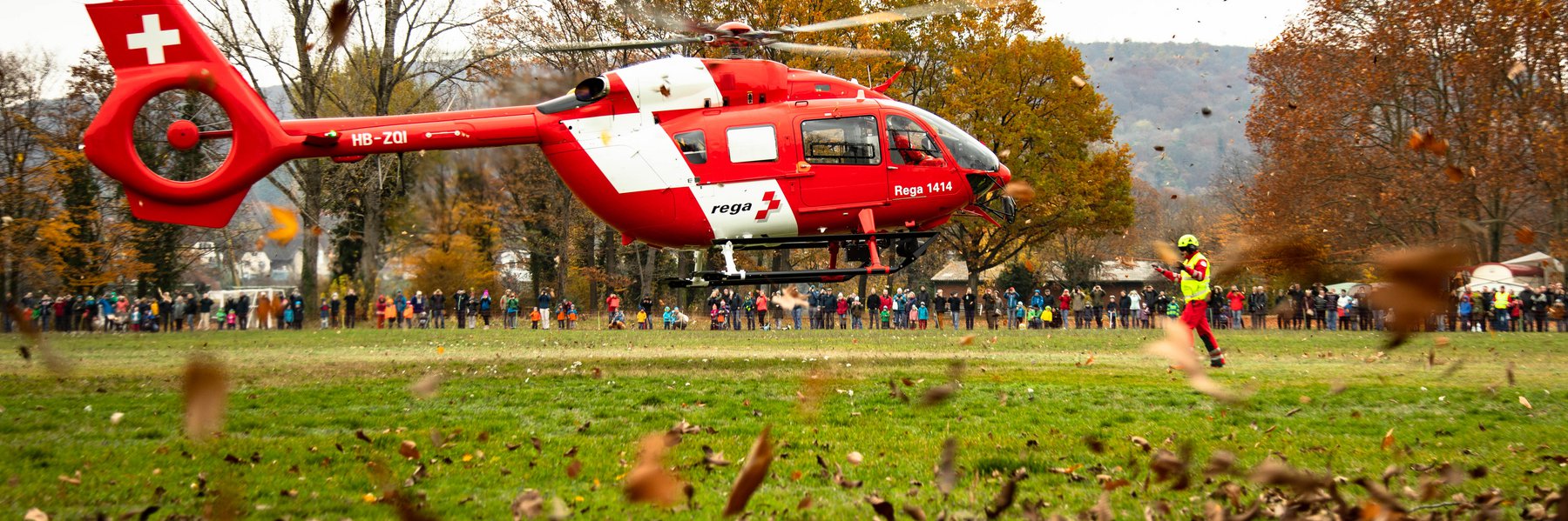 Le nouvel hélicoptère de la Rega atterrit sur le Rhin