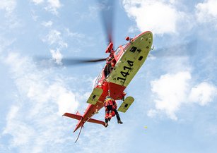 Un équipage de la Rega s’exerce à manier le treuil
