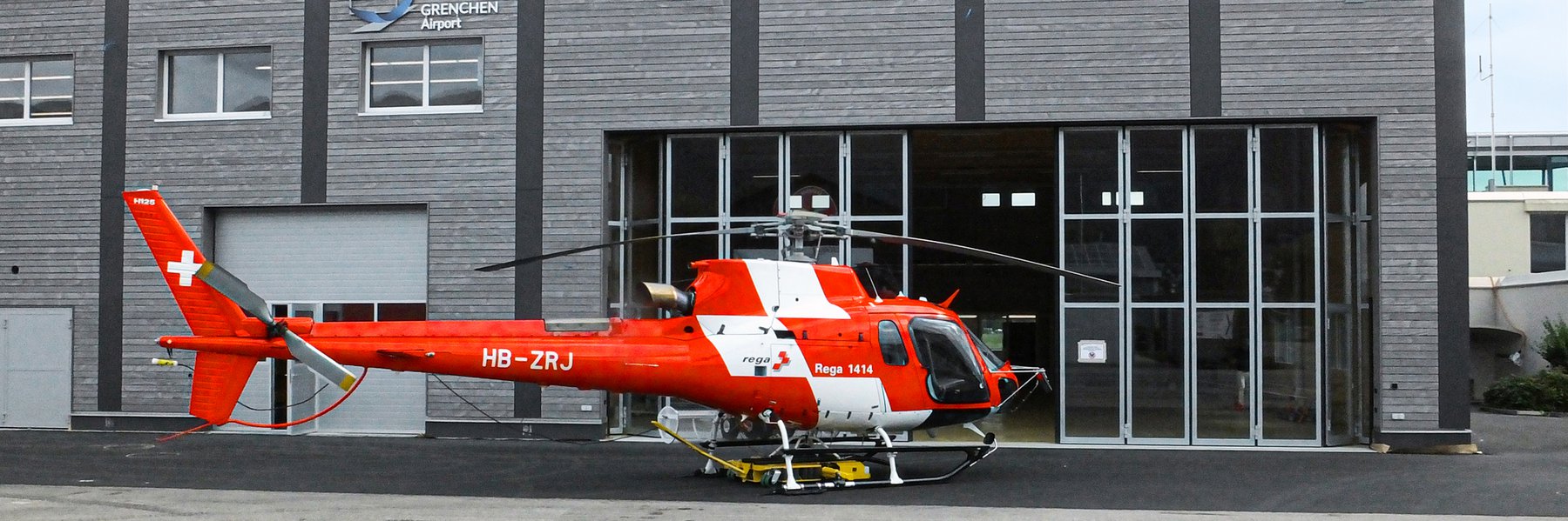 Trainingshelikopter H125 vor der Trainingsbasis in Grenchen